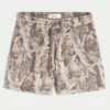 Løse fleece-shorts i camouflage til midt på låret Løse fleece-shorts i camouflage til midt på låret