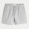 Løse fleece-shorts til midt på låret Løse fleece-shorts til midt på låret