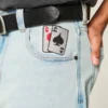 Lys vask Skaterbaggyjeans med spillekortgrafik Lys vask Skaterbaggyjeans med spillekortgrafik