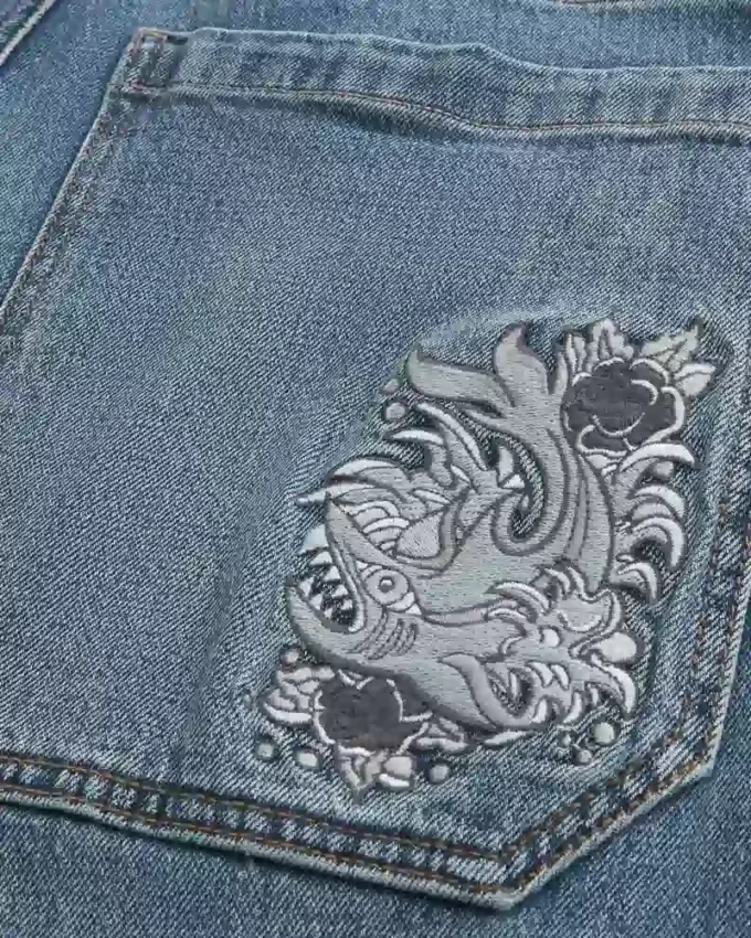 Mediumvasket broderet hajgrafik skaterbaggy jeans Mediumvasket broderet hajgrafik skaterbaggy jeans