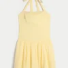 Mini-kjole med lav talje og halterneck Mini-kjole med lav talje og halterneck