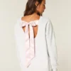 Oversized sweatshirt med sløjfe på ryggen fra årgang ’26 Oversized sweatshirt med sløjfe på ryggen fra årgang ’26