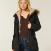 Parka med imiteret pelsfor Parka med imiteret pelsfor