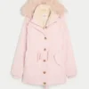 Parka med imiteret pelsfor Parka med imiteret pelsfor