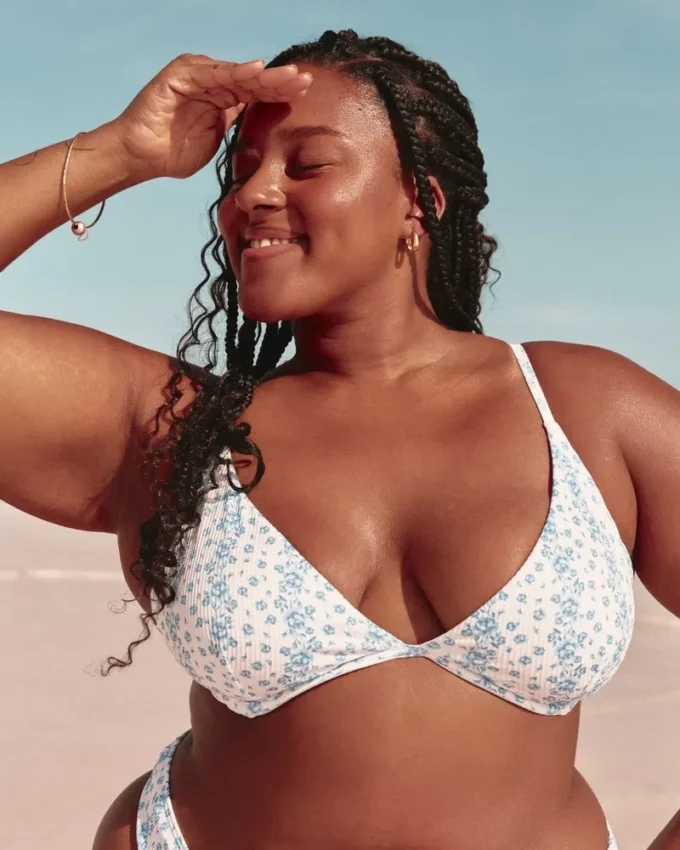 Ribbet bikini-top med bøjle og dyb udskæring Ribbet bikini-top med bøjle og dyb udskæring