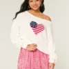 Slouchy off-shoulder sweater med flag- og hjerteprint Slouchy off-shoulder sweater med flag- og hjerteprint