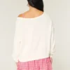 Slouchy off-shoulder sweater med flag- og hjerteprint Slouchy off-shoulder sweater med flag- og hjerteprint