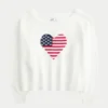 Slouchy off-shoulder sweater med flag- og hjerteprint Slouchy off-shoulder sweater med flag- og hjerteprint
