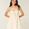 Stropløs babydoll-minikjole med flæser Stropløs babydoll-minikjole med flæser
