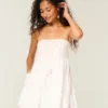 Stropløs babydoll-minikjole med kroget overdel Stropløs babydoll-minikjole med kroget overdel