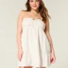 Stropløs broderet babydoll-kjole