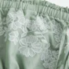 Stropløs broderet babydoll-kjole Stropløs broderet babydoll-kjole