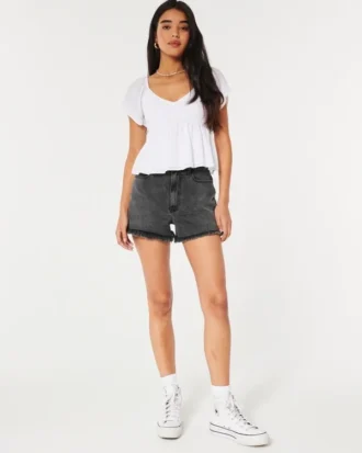 Ultra højtaljede mom-shorts i falmet sort denim Ultra højtaljede mom-shorts i falmet sort denim