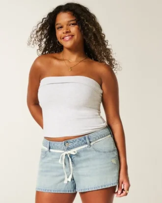 Ultra lav talje, lys vask, denim minishorts med blonder og bånd