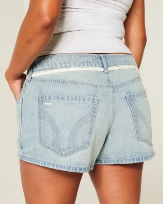 Ultra lav talje, lys vask, denim minishorts med blonder og bånd