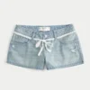 Ultra lav talje, lys vask, denim minishorts med blonder og bånd Ultra lav talje, lys vask, denim minishorts med blonder og bånd