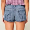 Ultra lavtaljede mini-shorts i distressed medium wash denim Ultra lavtaljede mini-shorts i distressed medium wash denim