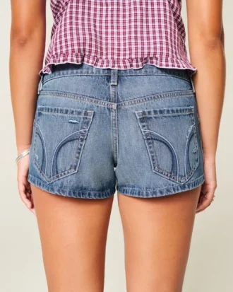 Ultra lavtaljede mini-shorts i distressed medium wash denim