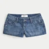 Ultra lavtaljede mini-shorts i distressed medium wash denim Ultra lavtaljede mini-shorts i distressed medium wash denim