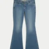 Ultra lavtaljede mørkvaskede jeans med bælte og udsvajede ben Ultra lavtaljede mørkvaskede jeans med bælte og udsvajede ben