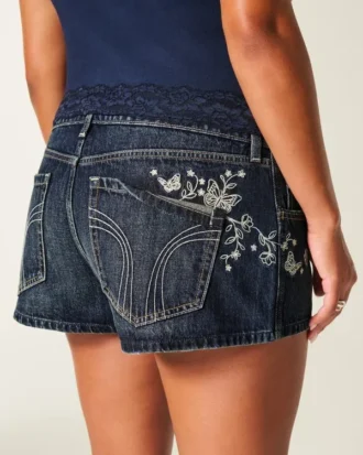 Ultra lavtaljede mørkvaskede mini-shorts i denim med broderet sommerfugl