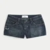 Ultra lavtaljede mørkvaskede mini-shorts i denim med broderet sommerfugl Ultra lavtaljede mørkvaskede mini-shorts i denim med broderet sommerfugl