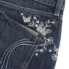 Ultra lavtaljede mørkvaskede mini-shorts i denim med broderet sommerfugl Ultra lavtaljede mørkvaskede mini-shorts i denim med broderet sommerfugl
