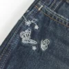 Ultra lavtaljede mørkvaskede mini-shorts i denim med broderet sommerfugl Ultra lavtaljede mørkvaskede mini-shorts i denim med broderet sommerfugl