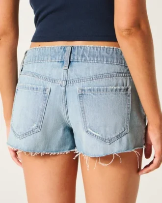 Ultra lavtaljede, rippede mini-denimshorts i medium vask