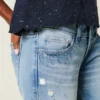 Ultra lavtaljede, slidte, lysvaskede jeans med pailletter Ultra lavtaljede, slidte, lysvaskede jeans med pailletter