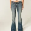 Ultra lavtaljet broderet bælte Mediumvaskede flare jeans Ultra lavtaljet broderet bælte Mediumvaskede flare jeans