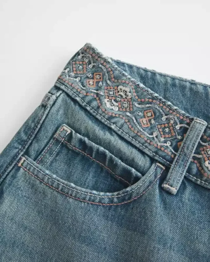 Ultra lavtaljet, mediumvasket, broderet baggy jeans Ultra lavtaljet, mediumvasket, broderet baggy jeans