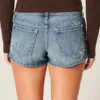 Ultra lavtaljet mini-shorts i mediumvasket denim med blomsterbroderi Ultra lavtaljet mini-shorts i mediumvasket denim med blomsterbroderi