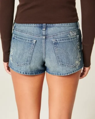 Ultra lavtaljet mini-shorts i mediumvasket denim med blomsterbroderi