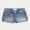 Ultra lavtaljet mini-shorts i mediumvasket denim med blomsterbroderi Ultra lavtaljet mini-shorts i mediumvasket denim med blomsterbroderi