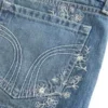 Ultra lavtaljet mini-shorts i mediumvasket denim med blomsterbroderi Ultra lavtaljet mini-shorts i mediumvasket denim med blomsterbroderi