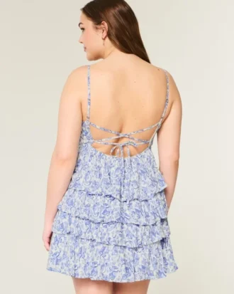 V-hals babydoll-minikjole med flæser