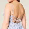 V-hals babydoll-minikjole med flæser V-hals babydoll-minikjole med flæser