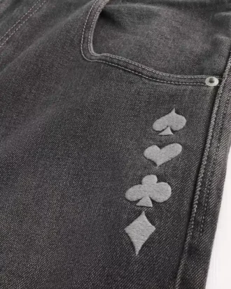 Vasket sort skaterbaggyjeans med joker-motiv
