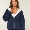 Vendbar fleece-hoodie med lynlås og kunstig pelsforing Vendbar fleece-hoodie med lynlås og kunstig pelsforing