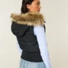 Y2K-vest med hætte og kant i imiteret pels Y2K-vest med hætte og kant i imiteret pels